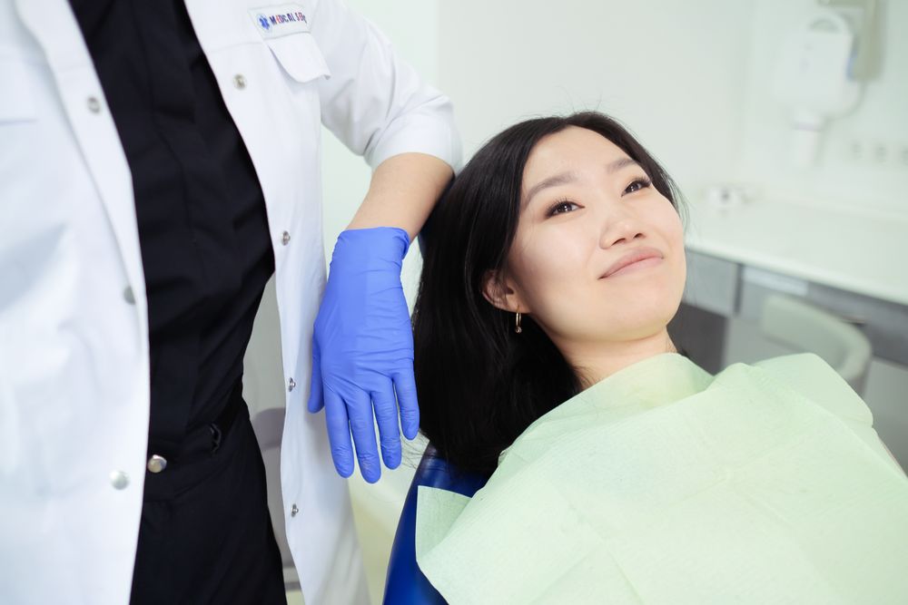歯科健診を受ける様子と国民皆歯科健診のイメージ