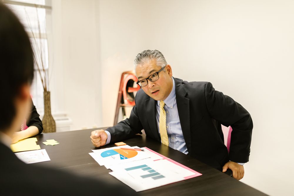 健康経営優良法人の認定申請と歯科検診の関係を検討する担当者