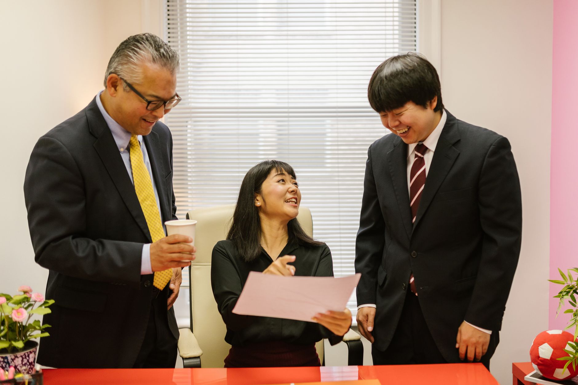 企業の歯科検診について話し合う総務・人事担当者