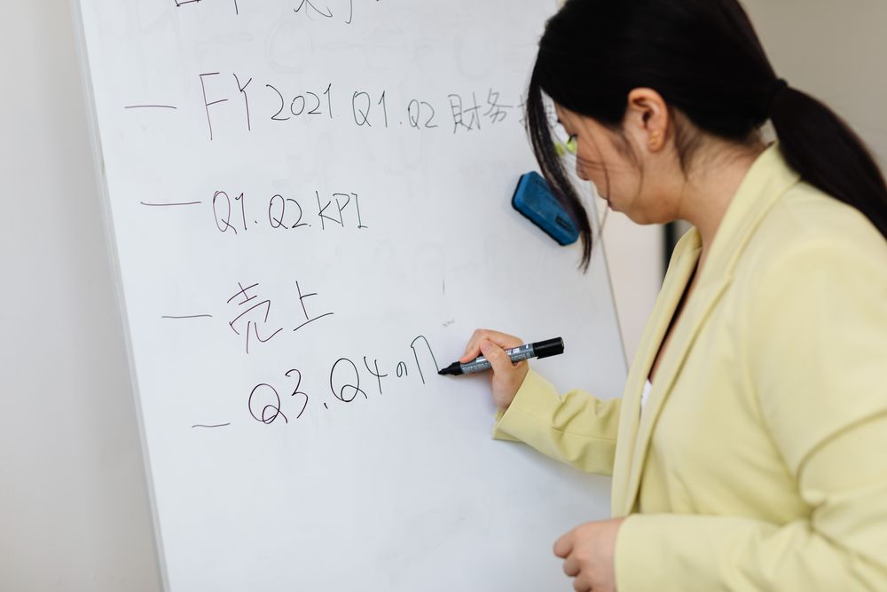 歯科検診の実施時期を検討する企業の担当者