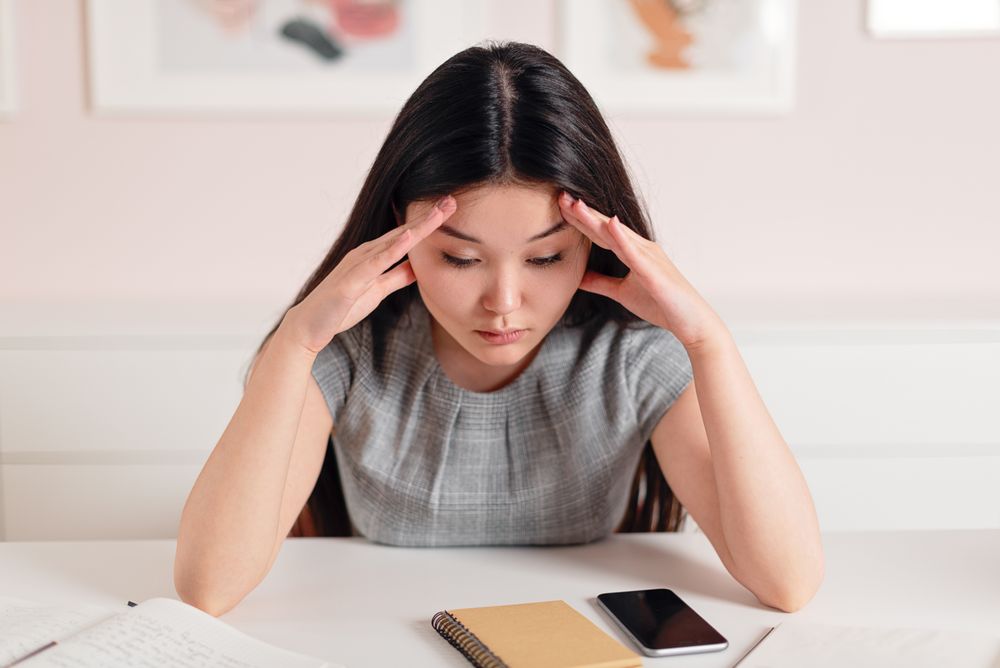 歯科検診を受けたがらない従業員の心理を考える様子