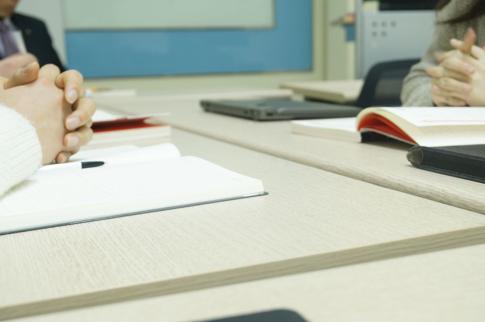 歯科健診結果報告書を作成する総務担当者のイメージ