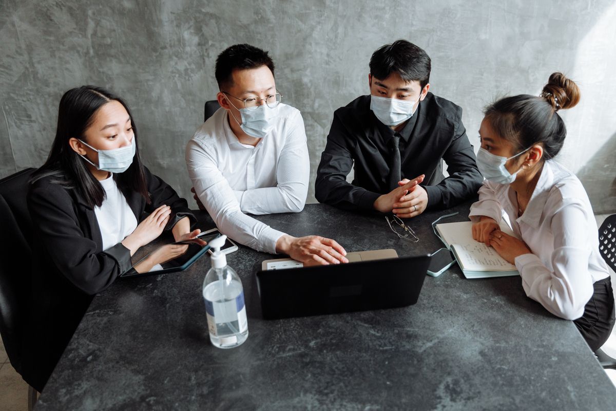 国民皆歯科健診に備える企業と健保組合の担当者のイメージ
