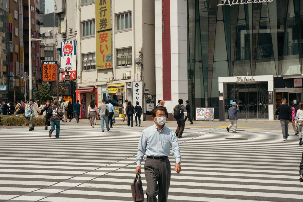 自分の口臭に気づきにくいことを示すビジネスパーソン