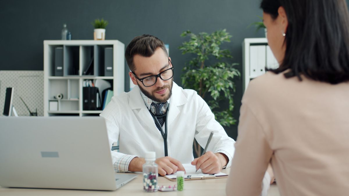 企業の歯科健診の義務について確認する総務担当者