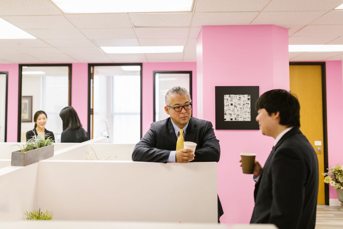 職場で同僚の口臭が気になり悩むビジネスパーソン