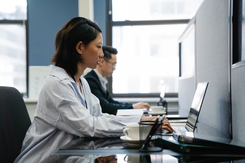 企業の従業員が対象になるか検討する様子
